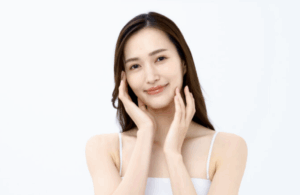 頬に手を添える女性