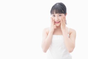 頬を触る女性