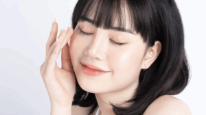 目元を触る女性