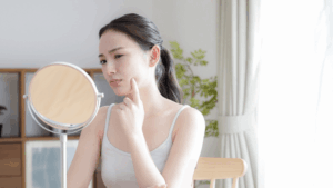 鏡を見る女性