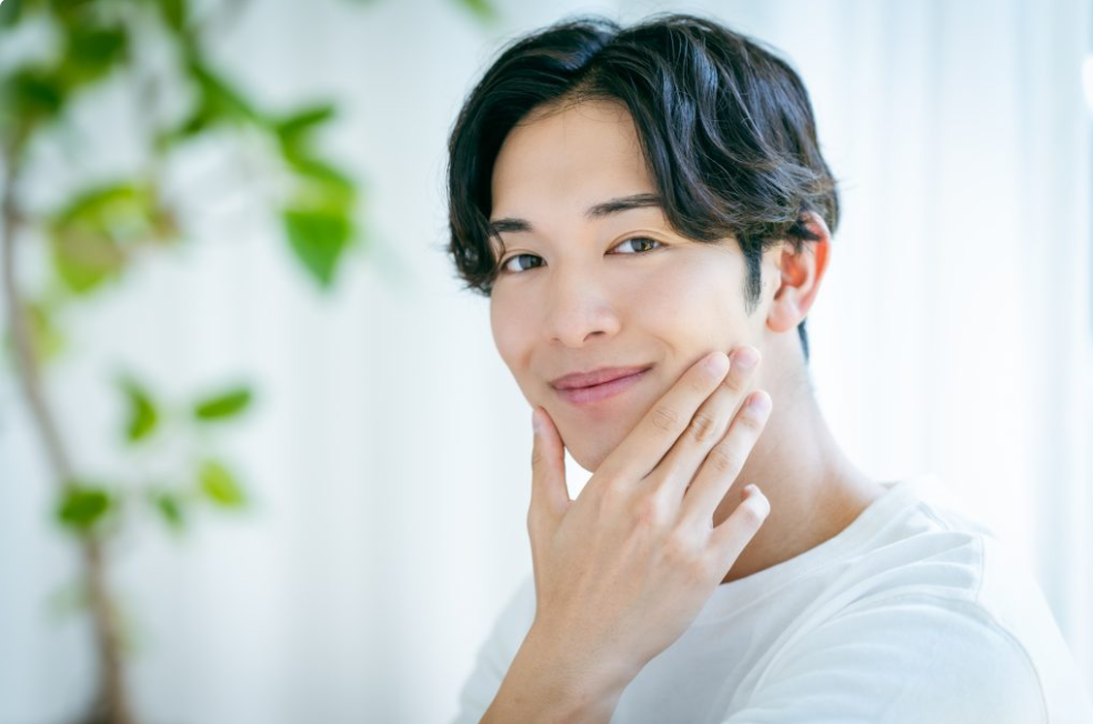 顎に手を添える男性