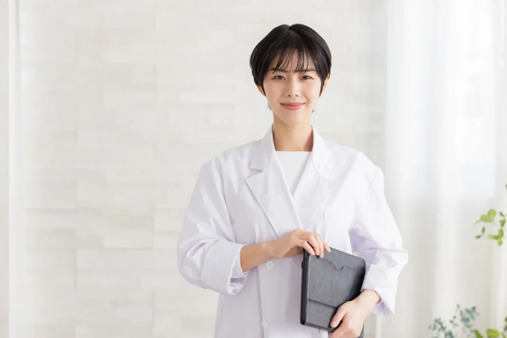 白衣の女性
