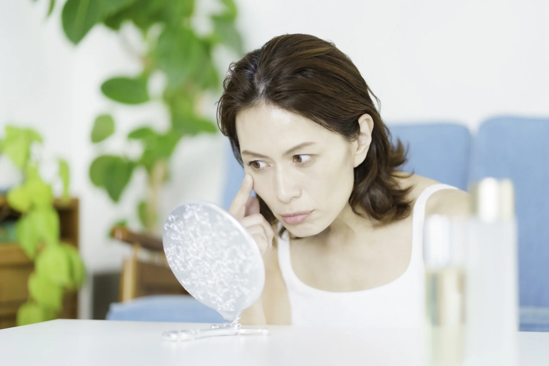 目元を確認する女性