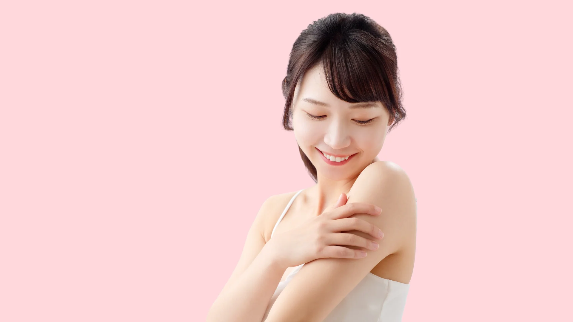 スキンケアをする女性