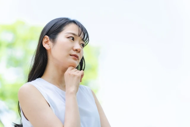 考える女性