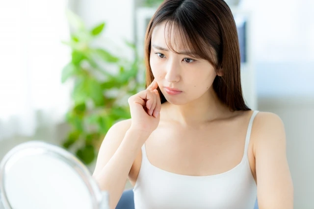 鏡を見る女性
