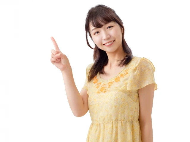 指を立てる女性