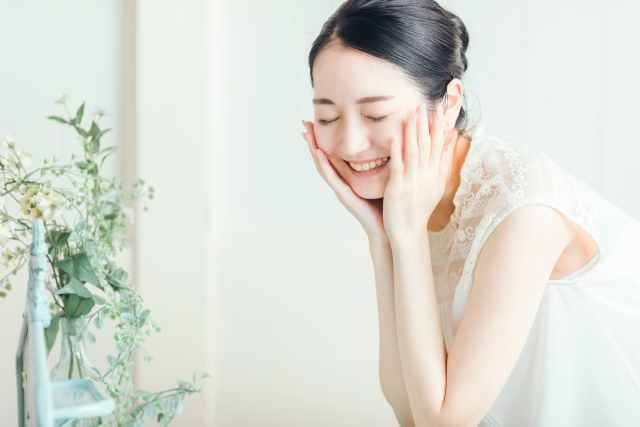 目を閉じる女性