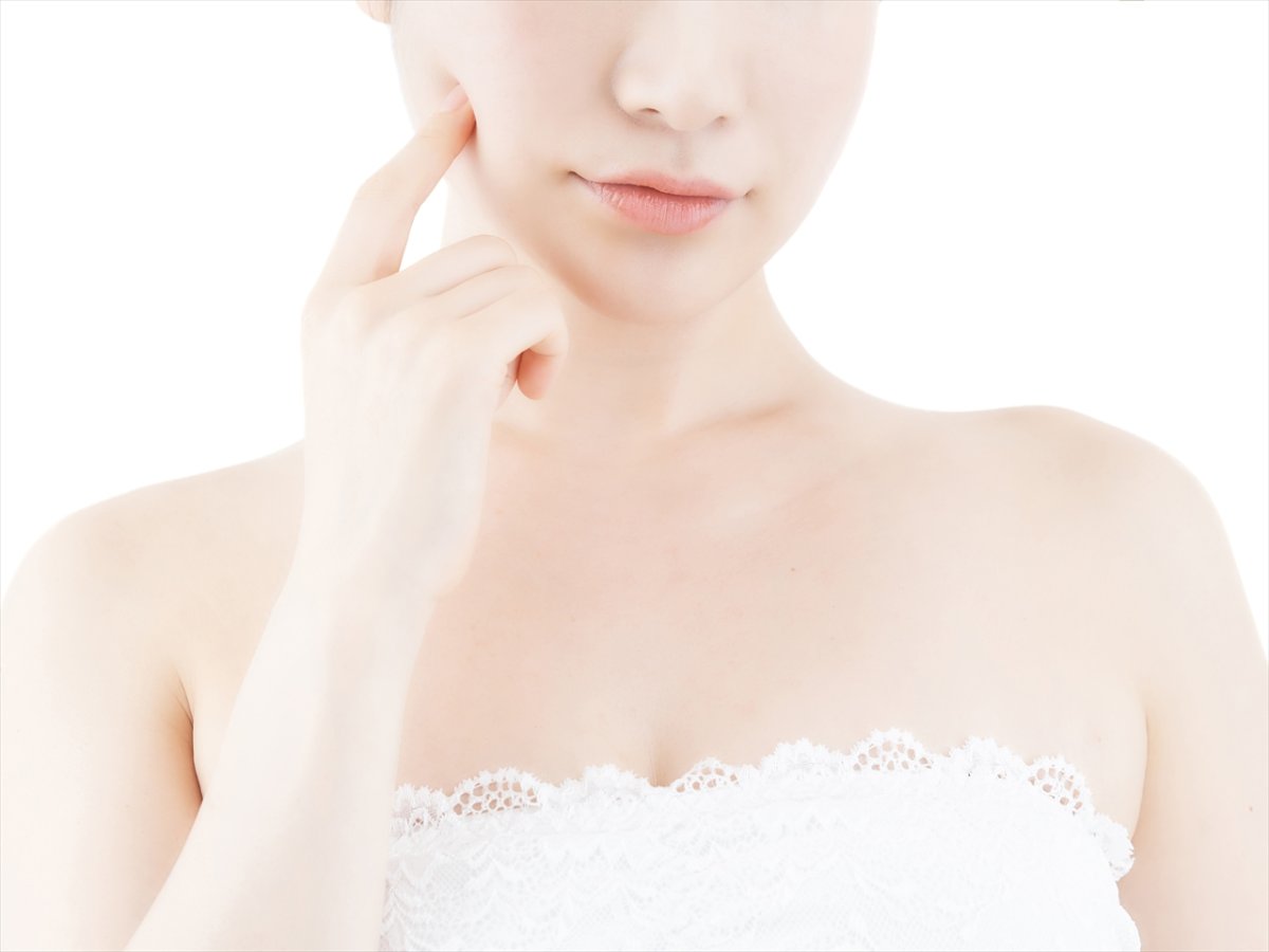 鼻元に手を添える女性