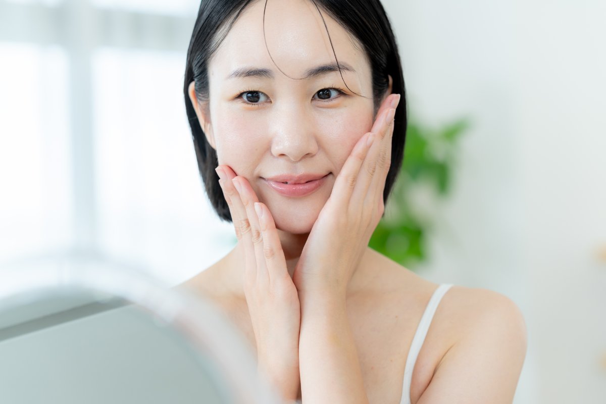 頬に手を添える女性